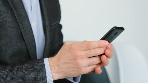 Man smartphone sms'en digitale apps zakendoen — Stockvideo