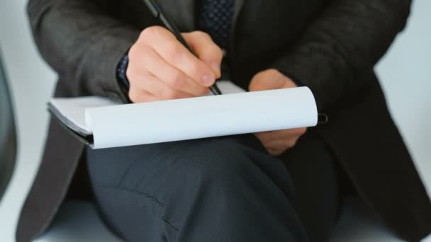 Man hand schrijven formulier teken het ondertekenen van werkgelegenheid — Stockvideo