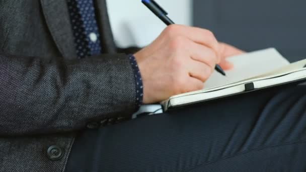 Homem de negócios dia planejamento mão escrita estratégia — Vídeo de Stock