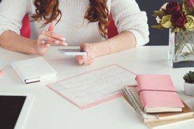 sosyal ağ iş pazarlama kadın akıllı telefon