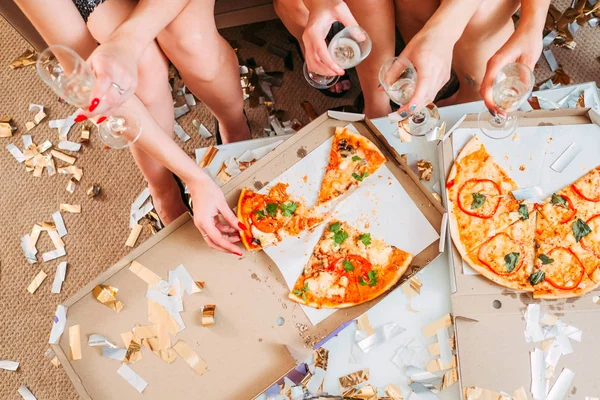 Moderna moda ragazze partito stile di vita giovanile — Foto Stock