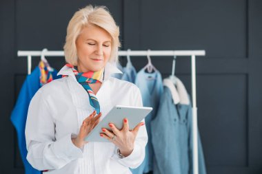 başarılı kıdem bayan tablet moda iş