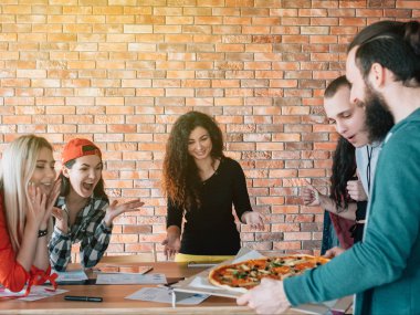 iş ekibi bin yıl öğle yemeği sonu pizza yemek