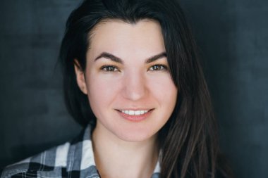 dost gülümseyerek memnun güzel kız portre