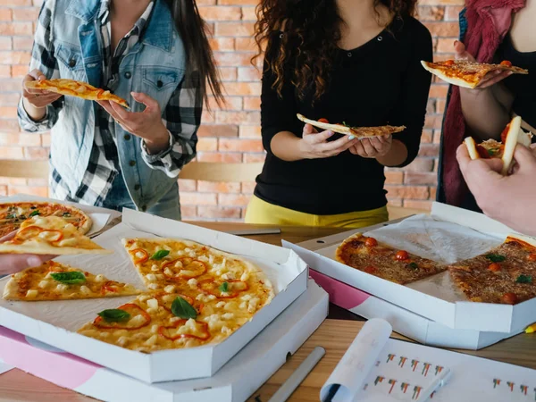 Pizza negocio equipo almuerzo comida deliciosa poco saludable — Foto de Stock