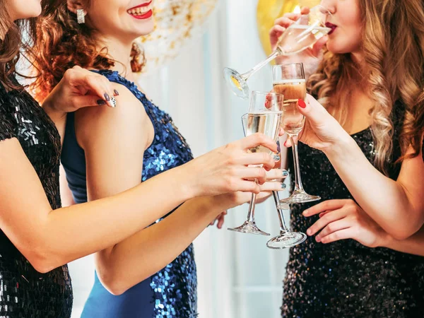 Fantazyjne party specjalne okazje szampan dziewcząt — Zdjęcie stockowe