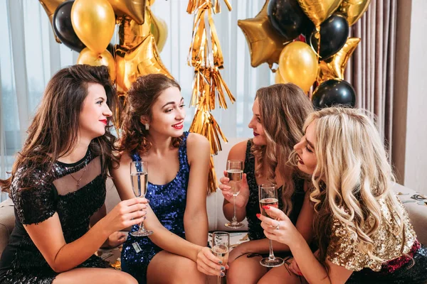 Meninas festa decorado quarto partilha momentos — Fotografia de Stock
