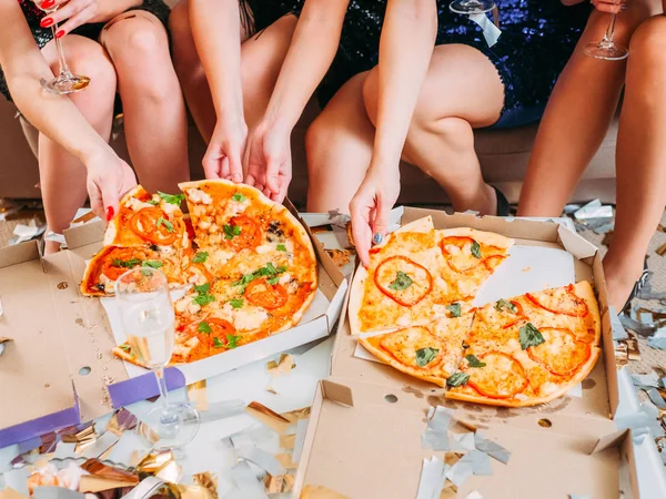 Születésnapi party különleges alkalomra lányok pizza — Stock Fotó