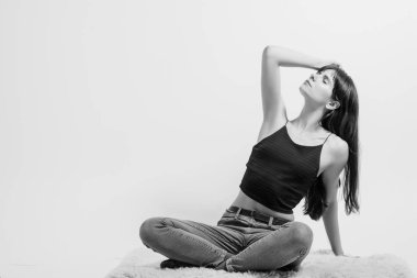 mutlu sakin genç bayan meditasyon