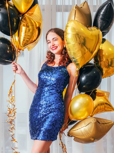Sváteční událost šťastná usmívající se brunetka — Stock fotografie