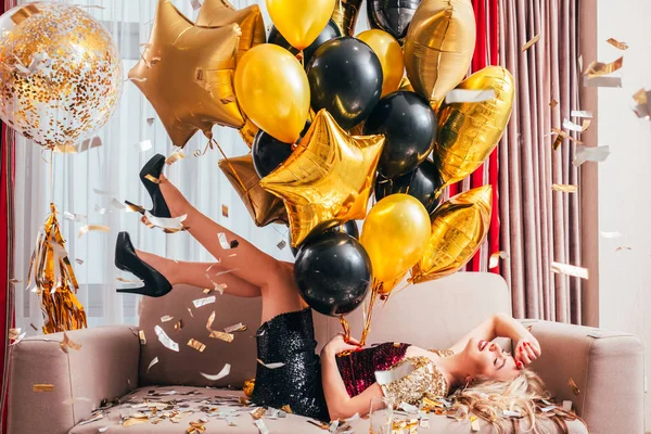 Occasion festive amusé blonde fille ballons — Photo