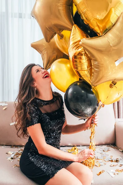 Speciale dag geamuseerd lachende brunette meisje ballonnen — Stockfoto