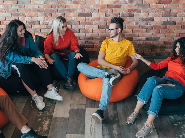 Reunión de negocios casual millennials equipo de ocio — Foto de Stock