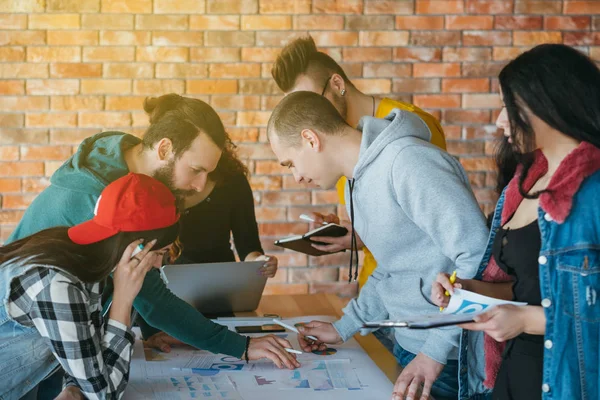 Millennials moderno espacio abierto ambiente de trabajo — Foto de Stock