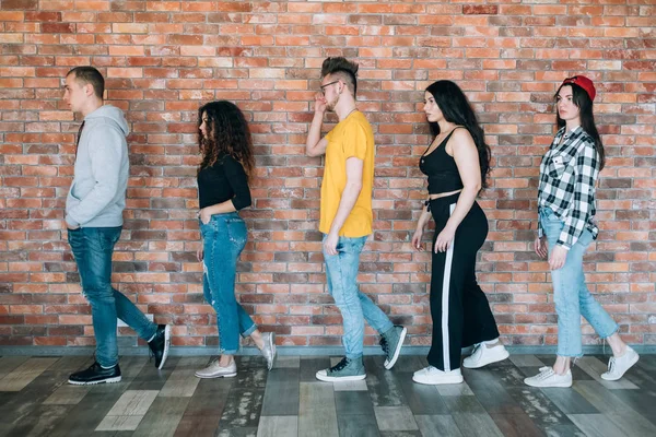 Cola millennial de pie esperando diversidad de personas — Foto de Stock