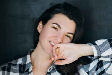 Genç bayan, sakin, mutlu, esmer.