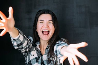 Kollarını uzatan genç kadın mutluluk heyecanı