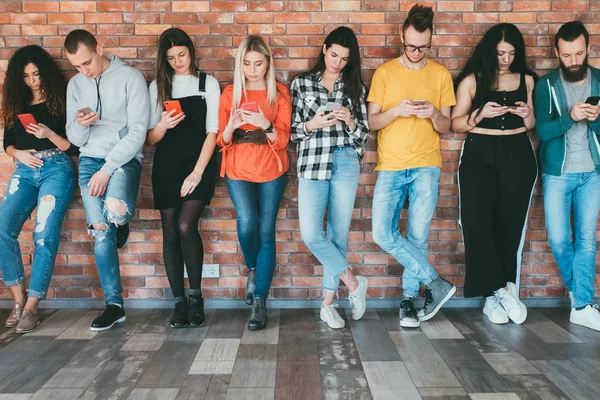 Social networking millennials smartphones surfing — Stock Photo, Image