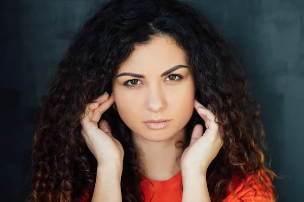 Tentador confiante emocional senhora retrato — Fotografia de Stock