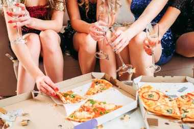 fantezi parti kızlar pizza şampanya hangout