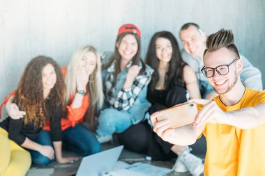 topluluk ruh grubu selfie millennials eğlence