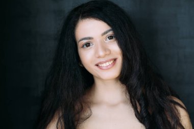 gülümseyen güzel esmer çıplak omuzlar güzellik