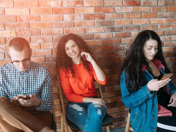 Millennials espaço de trabalho criativo dispositivos modernos — Fotografia de Stock