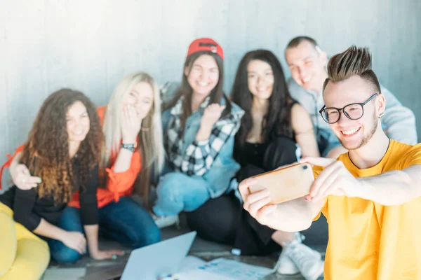 Espíritu comunitario grupo selfie millennials ocio —  Fotos de Stock