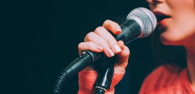 şarkıcı mikrofon vokal yetenek müzik gösterisi resitali