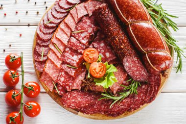 restoran mutfak menüsü çeşitli salam tabağı