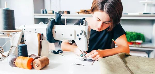 Модна майстерня по виробництву одягу — стокове фото