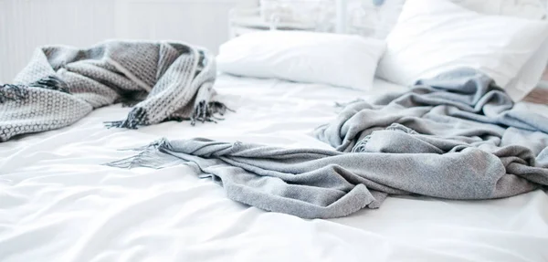 睡眠障害不眠症空の乱雑な未製のベッド — ストック写真