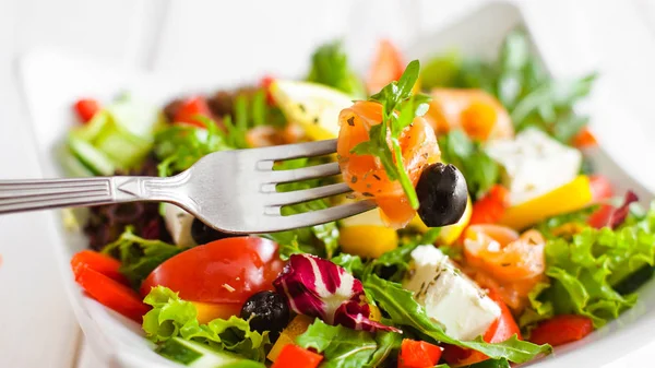 Здорове харчування спосіб життя овочевий салат лосось — стокове фото