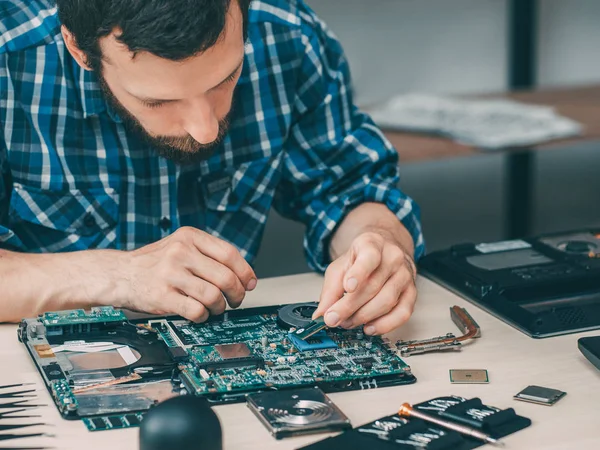 Técnico informático tecnología de actualización de reparación de la CPU — Foto de Stock