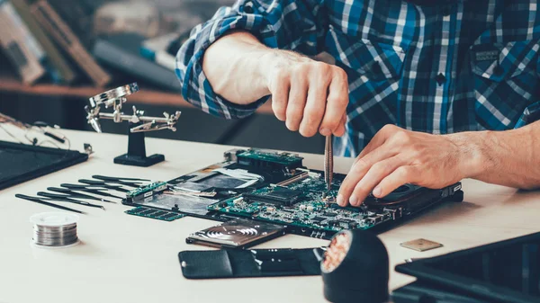 Ingeniero de reparación de computadoras pc hardware electrónico — Foto de Stock