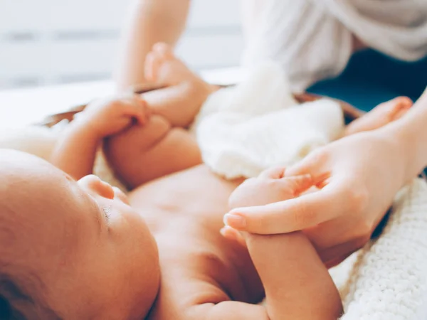 Glückliche Mutter verwöhnt Neugeborenes — Stockfoto
