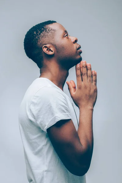 Religione fede afroamericana ragazzo pregare Dio — Foto Stock