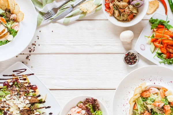 Харчовий шведський стіл зверху ресторанні тарілки білі — стокове фото