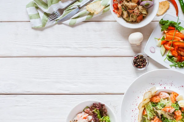 Gıda beyaz masa üst görünümü restoran büfe tabakları — Stok fotoğraf