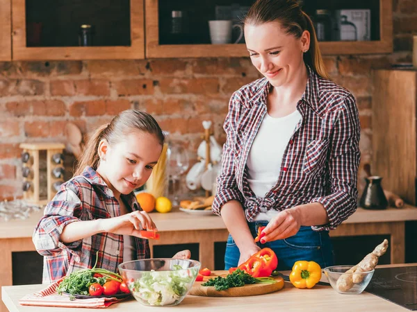 Щаслива сім'я готує здорову домашню їжу — стокове фото