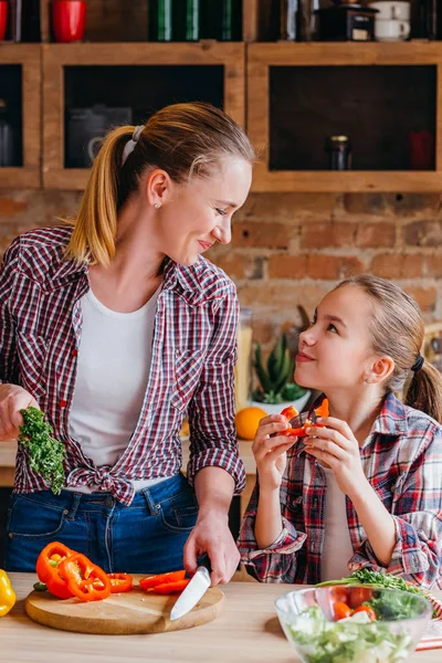 Familia cocina relación amorosa comida salud — Foto de Stock