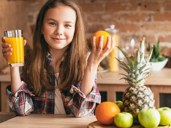 어린이 건강 식품 영양 아침 주스 과일 — 스톡 사진