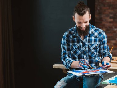 modern atölye hevesli genç sanatçı boyama