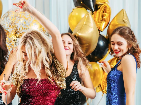 Φανταχτερό πάρτι εορταστική εκδήλωση χορεύοντας διασκέδαση κορίτσια — Φωτογραφία Αρχείου