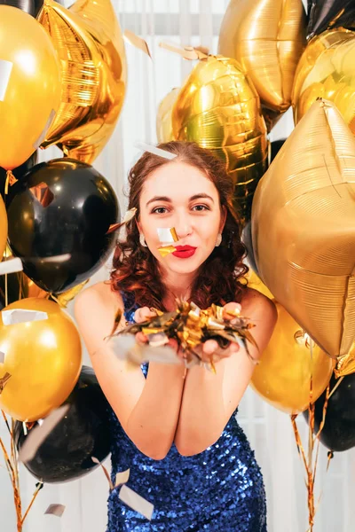 Feestelijke gelegenheid ballonnen meisje waait confetti — Stockfoto