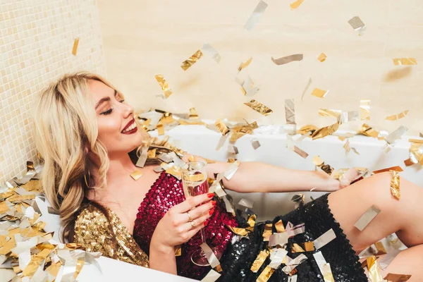 Luxusní oslava blondýnka vana konfeti — Stock fotografie