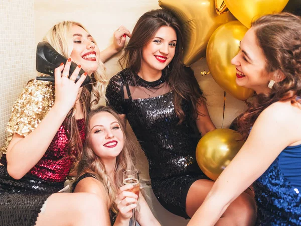 Вишукана вечірка сучасна молодіжна дозвілля повітряні кулі дівчата — стокове фото