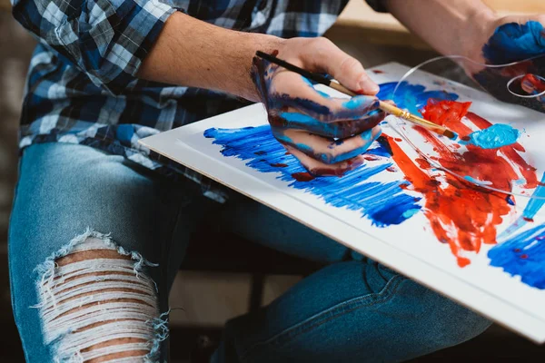 Pintor moderno processo de trabalho de arte criativa — Fotografia de Stock