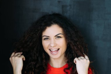 neşeli gülümseyen mutlu duygusal bayan portre