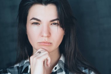 Genç kadın şüphecilik şüphecilik şüphe ifadesi